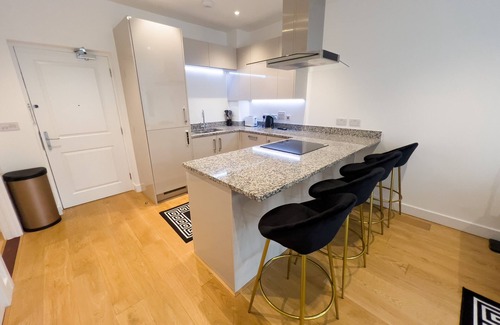 Nine Elms Apartment | US Embassy Versace Suite + Balcony + 1GB WIFI +Netflix HDTV @LuxuryLondonStays