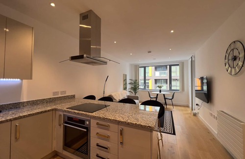 Nine Elms Apartment | US Embassy Versace Suite + Balcony + 1GB WIFI +Netflix HDTV @LuxuryLondonStays