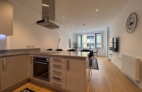 Nine Elms Apartment | US Embassy Versace Suite + Balcony + 1GB WIFI +Netflix HDTV @LuxuryLondonStays
