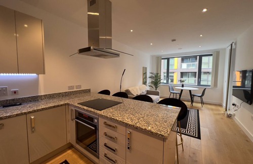 Nine Elms Apartment | US Embassy Versace Suite + Balcony + 1GB WIFI +Netflix HDTV @LuxuryLondonStays