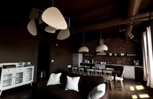 Newark Apartment | Hollyhock Suite 501: 4 bed/2 bath with soaking tub
