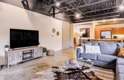 Central East Austin Condo | UT Football Fave, 6th St Condo - Walk to Downtown!