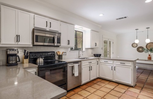 Austin House | UT Football Fave - Fire Pit, Hot Tub, Pool, + More