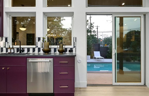 Central East Austin House | UT Football Fave - Lounge + Bar, Projector, Pool