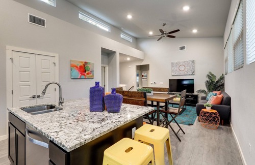 Govalle House | UT Football Fave - Mins to Downtown, Rainey Street