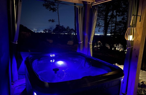 Gatlinburg - Pigeon Forge Cottage | UT Football + Nighttime Views + Hot Tub!
