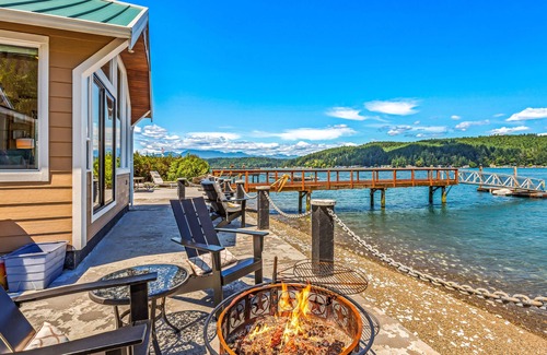 Union House | Utopia Cove - On the Water, Dock, Private Hot Tub