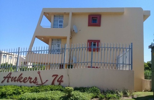 Manaba Beach Apartment | Uvongo Lucian blue flag beach apartment