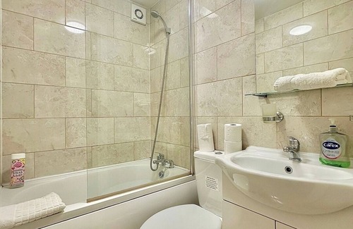 Shepherd's Bush Apartment | Uxbridge Flat – Modern and Comfortable Living Space.