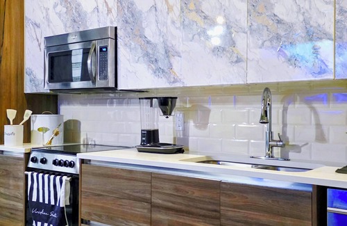 Downtown Dallas Apartment | V.A Suites - 1b 1b exclusive designer suite. A+ Amenities. Free parking.