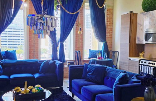 Downtown Dallas Apartment | V.A Suites - 1b 1b exclusive designer suite. A+ Amenities. Free parking.