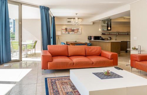 Victoria and Alfred Waterfront Apartment | V&A Waterfront Luxury by NIVAR