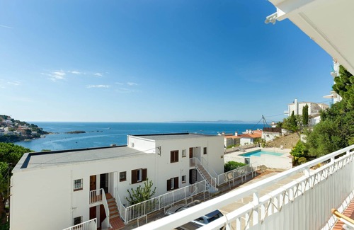 Almadraba-Canyelles Apartment | V014 - Santa Barbara, Apartamento reformado con vistas al mar.
