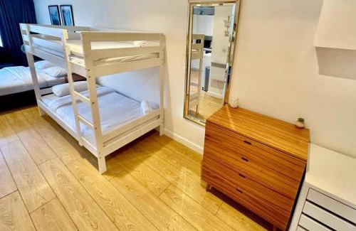 Soho Apartment | V12 Spacious & Central Apt!
