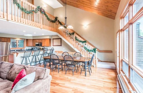 Bethlehem House | V3 Gorgeous Ski-In slopeside Townhouse with Amazing Mountain Views in Bretton Woods. Dog Friendly!