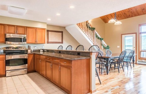Bethlehem House | V3 Gorgeous Ski-In slopeside Townhouse with Amazing Mountain Views in Bretton Woods. Dog Friendly!