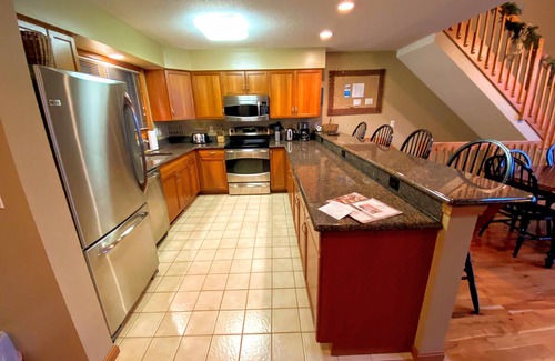 Bethlehem House | V3 Gorgeous Ski-In slopeside Townhouse with Amazing Mountain Views in Bretton Woods. Dog Friendly!