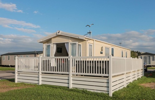 Burnham-on-Sea House | V48 THE CWTCH, family friendly, with a garden in Berrow, Somerset