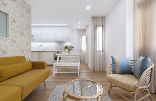 Las Palmas de Gran Canaria House | Vacation Apartment 'Magnolia's Las Canteras' with Wi-Fi