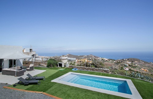 Santa Maria de Guia de Gran Canaria Villa | Vacation Villa 'Alegría' with Sea View, Private Pool and Wi-Fi