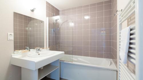 Roz-sur-Couesnon Hotel | Vacancéole - Le Domaine du Mont - Mont St Michel