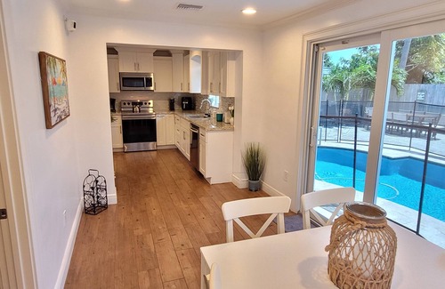 Pompano Beach House | Vacances au Soleil à 5 km de la Plage Avec Piscine et spa Privés