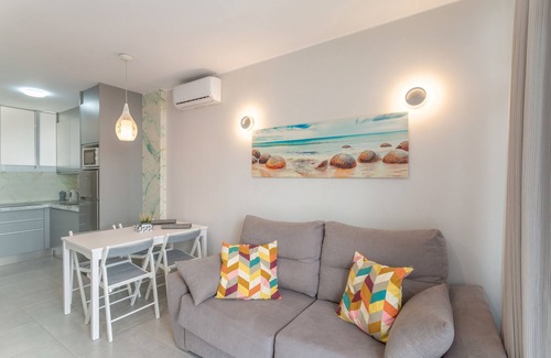 Playa del Ingles Apartment | Vacation Apartment 'Kellys' Bayuca' with Shared Pool, Wi-Fi and Air Conditioning