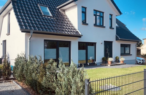 Meschendorf Apartment | Vacation apartment "Baltic Sea in view" 50m walk to the beach and sea view
