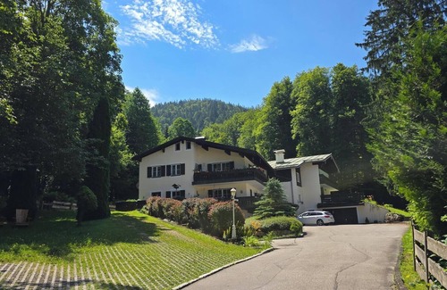 Konigssee Apartment | Vacation apartment for 1-2 people, open-plan living/sleeping area with kitchenette, bathroom with bathtub and shower