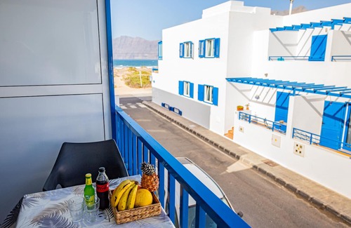 Caleta de Famara Apartment | Vacation Apartment 'Casa Naya' with Sea View, Balcony and Wi-Fi