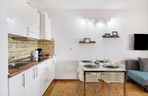 Costa Teguise Apartment | Vacation Apartment 'Casa Las Palmeras' with Shared Pool, Private Terrace and Wi-Fi