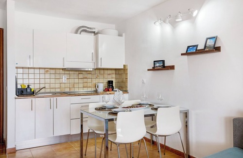 Costa Teguise Apartment | Vacation Apartment 'Casa Las Palmeras' with Shared Pool, Private Terrace and Wi-Fi