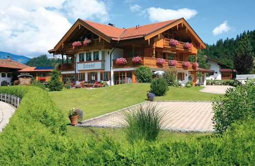 Unterwoessen Apartment | Vacation apartment 2, bright attic apartment with a wonderful mountain panorama