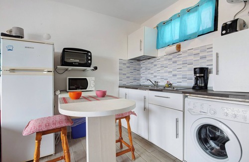 Corralejo Apartment | Vacation Apartment 'Dunes To Explore and Relax' with Shared Pool, Private Terrace and Wi-Fi