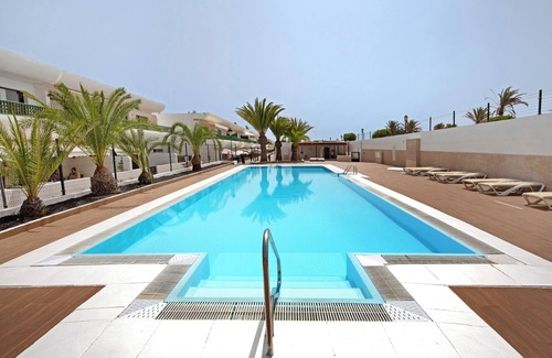 Corralejo Apartment | Vacation Apartment 'Dunes To Explore and Relax' with Shared Pool, Private Terrace and Wi-Fi