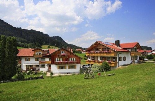 Rofleuten Apartment | Vacation apartment Edelsberg No. 3 on the first floor - Landhaus am Rosenbächle