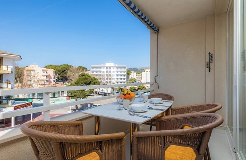 Es Pelats Apartment | Vacation Apartment Casa Laura with Wi-Fi, Balcony & Garden