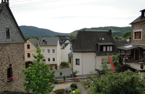 Senheim Apartment | Vacation apartment for up to 5 people. Great view. In the middle of the village-a beautiful view