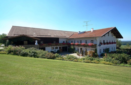 Obing Apartment | Vacation apartment for up to 4 people on a farm, 80 m² handicapped accessible with care bed