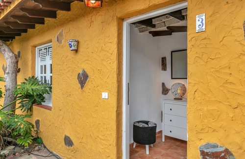 Guimar Apartment | Vacation Apartment 'Habitación 3' with Shared Terrace, Shared Garden and Wi-Fi