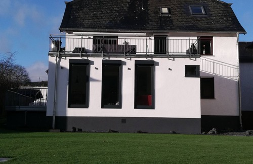 Loef Apartment | Vacation apartment HAUS KORJÄSSER, Moselle view and sun terrace