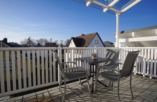 Gohren Apartment | Vacation apartment in a central location and with balcony - Villa Karola FeWo 18