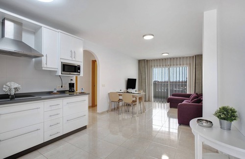 El Medano Apartment | Vacation Apartment 'La Perla E35 En El Médano' with Shared Pool, Balcony and Wi-Fi