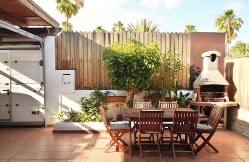 Playa del Ingles Apartment | Vacation 'Bungalow En Playa Del Inglés' with Shared Pool, Private Terrace and Wi-Fi