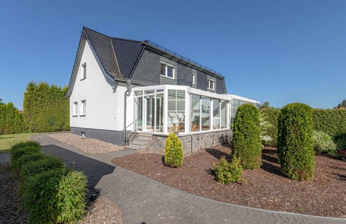Muritz Apartment | Vacation by the lake with conservatory and garden