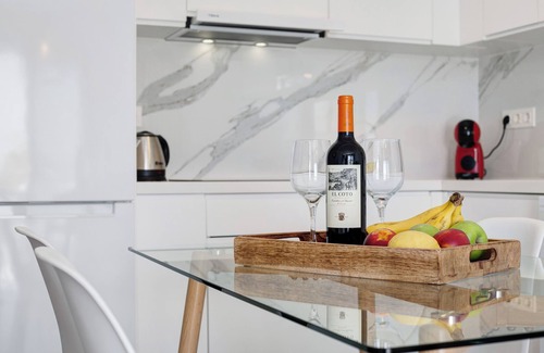 Parque Holandes Apartment | Vacation 'Casa Sunrise' with Sea View, Shared Pool and Wi-Fi