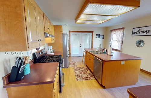Carbon Hill Cottage | Vacation Cottage near Wayne National Forest ATV Trail Head, Hot Tub & more!
