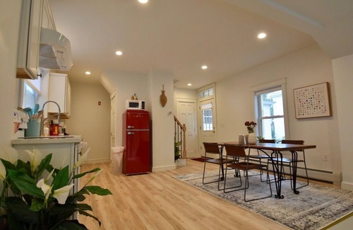 Brunswick Apartment | Vacation Creation Downtown Brunswick 2King Beds