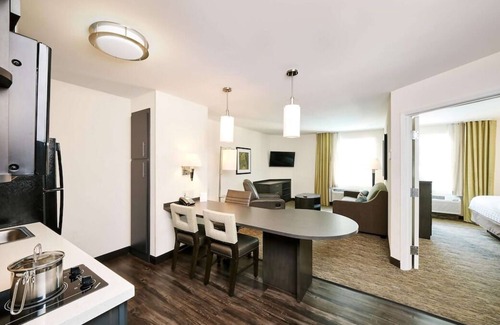 Southfield House | Vacation Day Is Always A Great Idea! 2 Spacious Rooms w/ Living Room & Kitchen