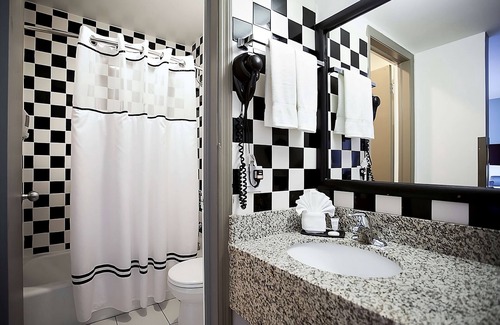 Downtown Chicago Hotel | Vacation Day Is Always A Great Idea! Two Great Units, Close to Willis Tower